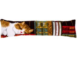 Подушка "Кот, спящий на книжной полке" (Vervaco)